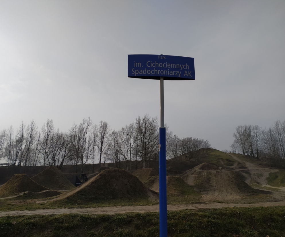 Koniec z rozjeżdżaniem Parku im. Cichociemnych Spadochroniarzy AK