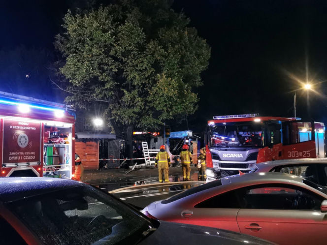 Spłonęło kilkanaście boksów. Nocny pożar targowiska w centrum Katowic