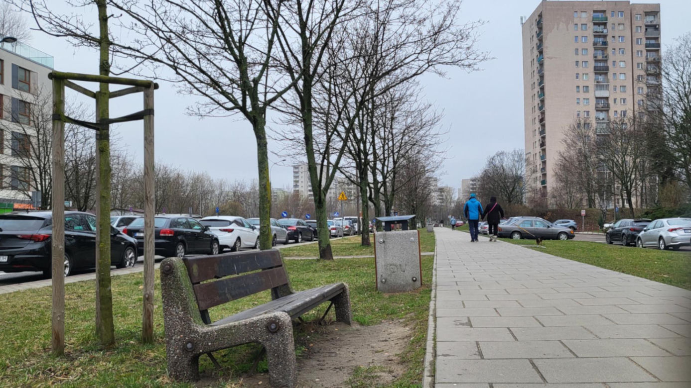 Zapadające się ławki na warszawskim Ursynowie (marzec 2025)