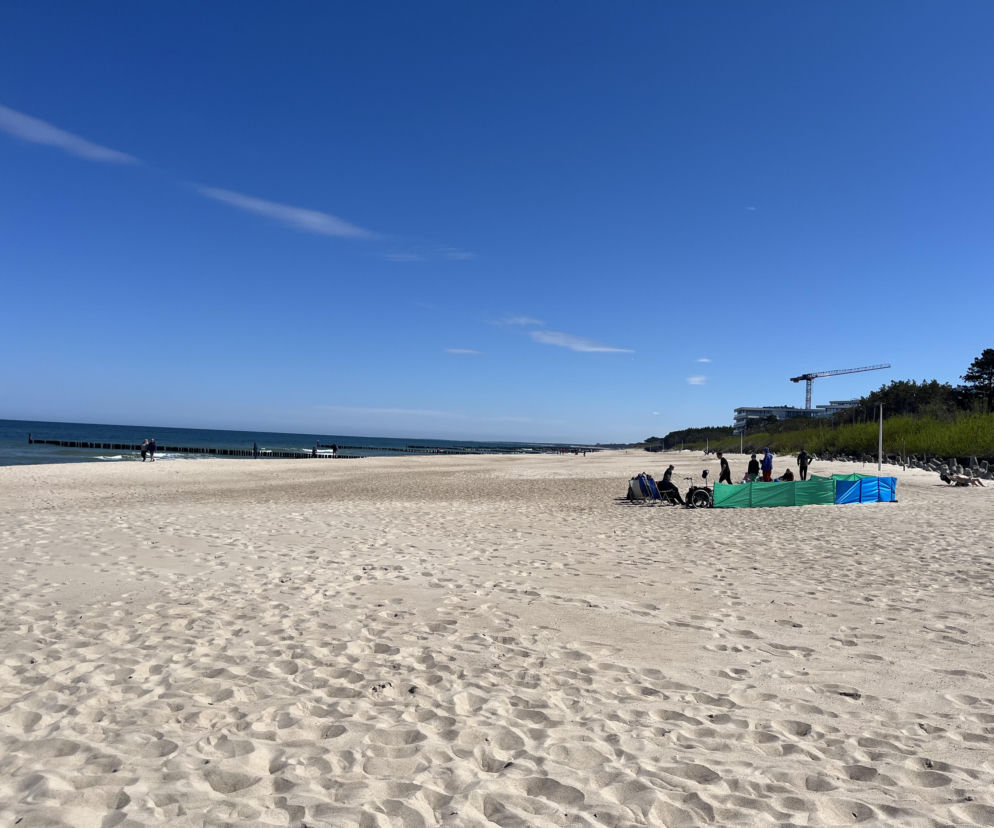Majowy poranek w Mielnie. Plaża utonęła w parawanach i leżakach