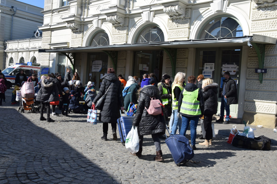 Wojna odbiera im dzieciństwo. Tłumy maluchów wyrwanych z dziecięcego świata na dworcu w Przemyślu [GALERIA]