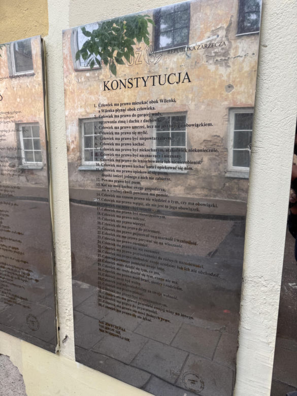Ma nawet swoją własną (i zabawną) konstytucję!