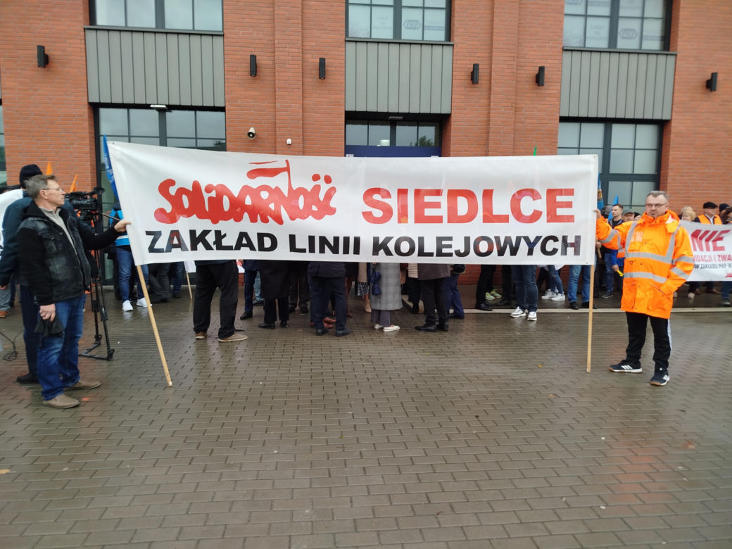 Pracownicy Zakładu Linii Kolejowych pikietowali w Siedlcach! Poparli ich siedleccy radni