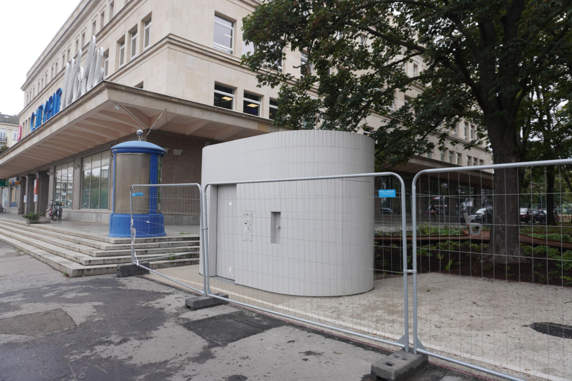 Toaleta publiczna za 484 tys. złotych na Skwerze Gwary Warszawskiej w stolicy