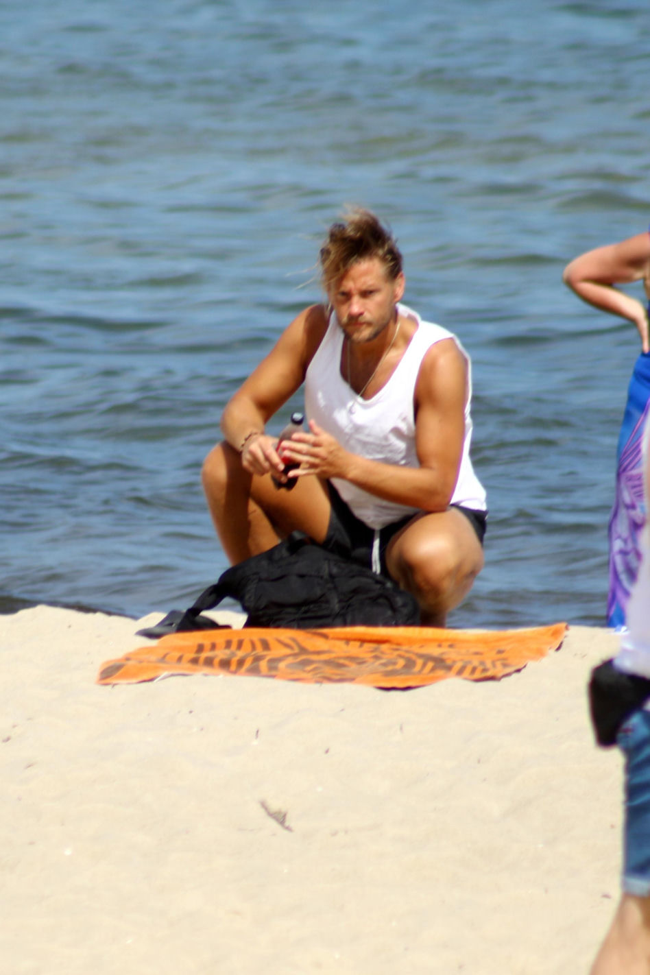  Sebastian Fabijański na plaży