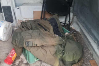 Roztrzaskał dostawczaka na drzewie. Gdy policjanci zajrzeli do bagażnika, zamarli