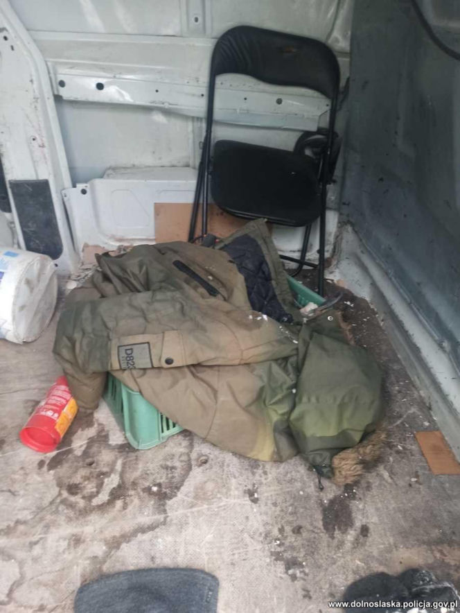 Roztrzaskał dostawczaka na drzewie. Gdy policjanci zajrzeli do bagażnika, zamarli