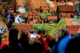 Kraków świętuje Boże Narodzenie: żywa szopka u franciszkanów i ruchoma szopka u bernardynów [GALERIA]