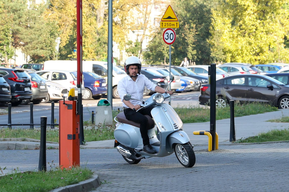Michał Kołodziejczak przyjechał do "Super Expressu" skuterem