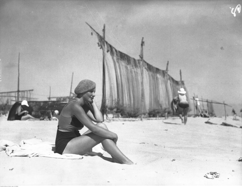 Kobieta na plaży. Zdjęcie z 1933 roku