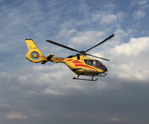 Ciężarówka zjechała do rowu. Poszkodowani kierowca i pasażer. Wypadli przez przednią szybę