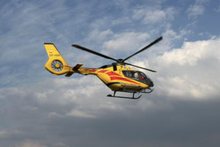 Ciężarówka zjechała do rowu. Poszkodowani kierowca i pasażer. Wypadli przez przednią szybę