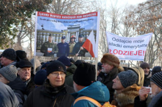 Protest mundurowych emerytów pod kancelarią premiera