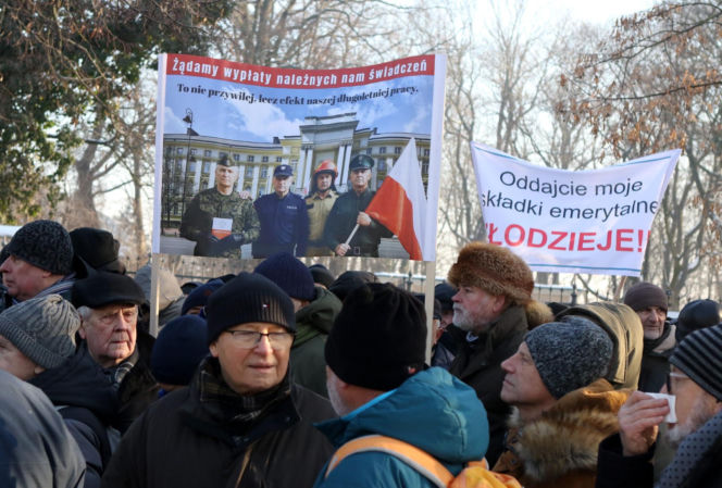 Protest mundurowych emerytów pod kancelarią premiera