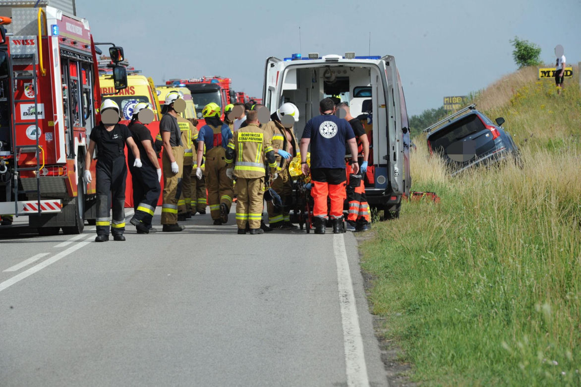 Potworna kraksa busa z osobówką. Nie żyje jedna osoba, pięć jest poszkodowanych