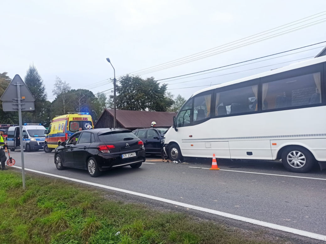 Osiem osób rannych w wypadku busa przewożącego dzieci