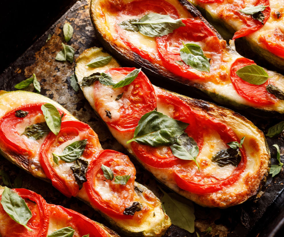 Cukinia caprese - zapiekana z pomidorami, mozarellą i bazylią