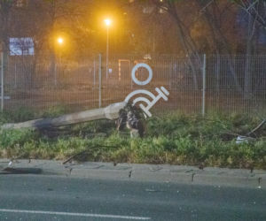 Z dwoma promilami wjechał w latarnie i drzewo. Masakra na Mokotowie
