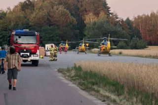 Huta Dąbrowa: Kierująca volkswagenem wjechała w rowerzystów, na miejscu trzy śmigłowce LPR!