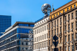 A na szczycie ustawimy wielką kulę ziemską. Ten budynek przez lata był biurowcem Orbisu, a ma być w nim hotel