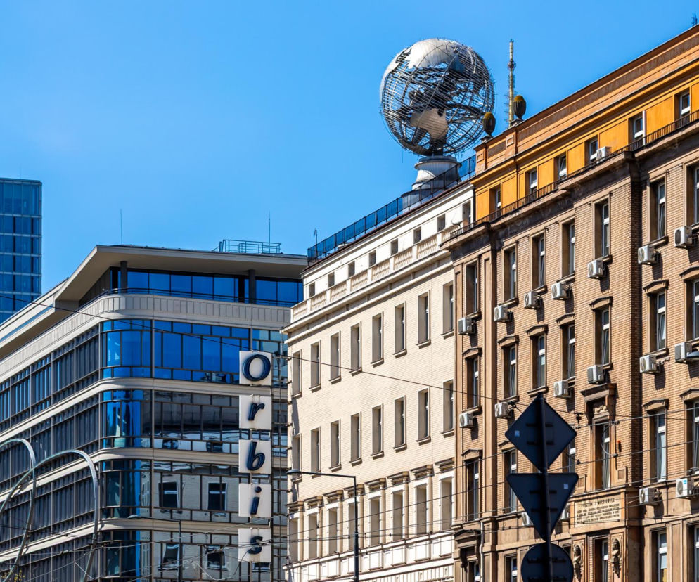 Neonowy globus na dachu Domu pod Globusem w Warszawie. O planach na nowy hotel przeczytasz na Architektura.