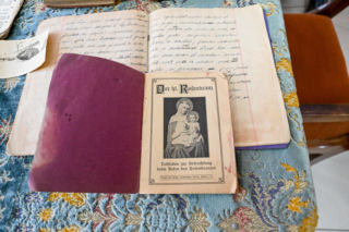 Zabytkowe podręczniki i zeszyty z 1918 roku w muzeum w Kamieniu Pomorskim. Odkryto też tajemniczą fotografię