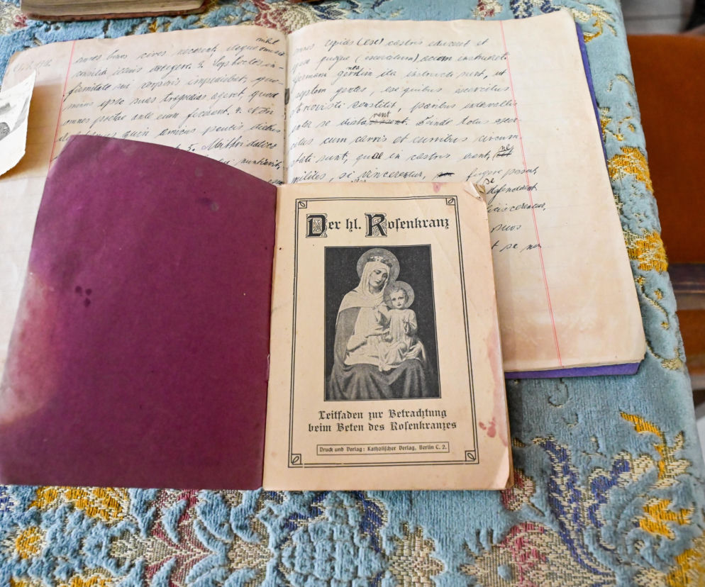 Zabytkowe podręczniki i zeszyty z 1918 roku w muzeum w Kamieniu Pomorskim. Odkryto też tajemniczą fotografię