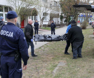 Przerażająca relacja sąsiadów, W mieszkaniu w Wołominie znaleziono ciała dwóch osób, ranny 19-latek w szpitalu