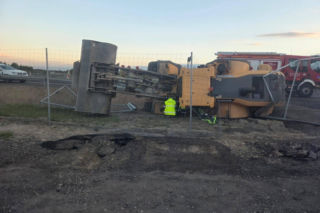 Pijany operator ładowarki skończył jazdę w rowie (24.04.2026)