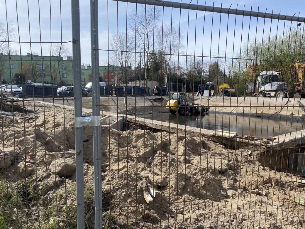Prace przy ul. Harcerskiej w Zielonej Górze idą jak burza! O drzewie i wodzie nie ma śladu
