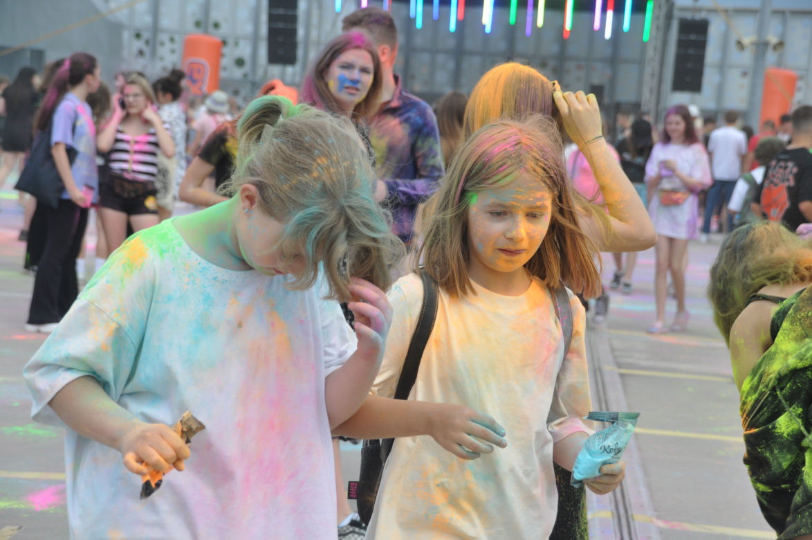 Festiwal kolorów w Kielcach. Szalona zabawa na dachu Galerii Korona