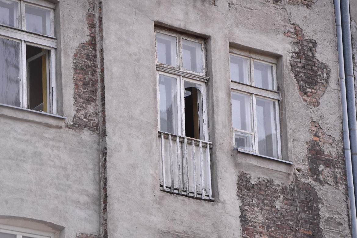 Ciała były zakopane na podwórku. Co się stało w kamienicy w Warszawie? Czy ciał może być więcej?