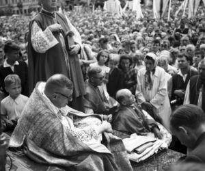 Uroczystość Bożego Ciała w Warszawie celebrowana przez Prymasa Polski kardynała Stefana Wyszyńskiego - 1957 rok