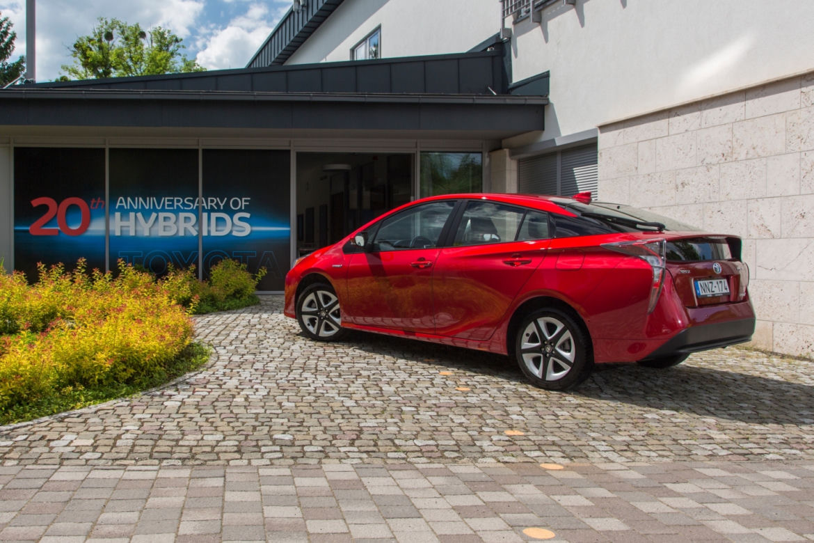 Toyota Prius Hybrid IV generacja