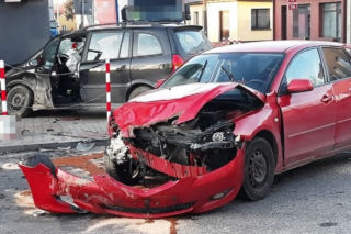 Brak ostrożności doprowadził do strasznego dzwona! Te samochody nadają się już tylko na złom