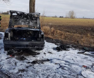 Bartoszyce: Pijany 72-latek utkął w płonącym aucie. Wyciągnęła go odważna kobieta [ZDJĘCIA]