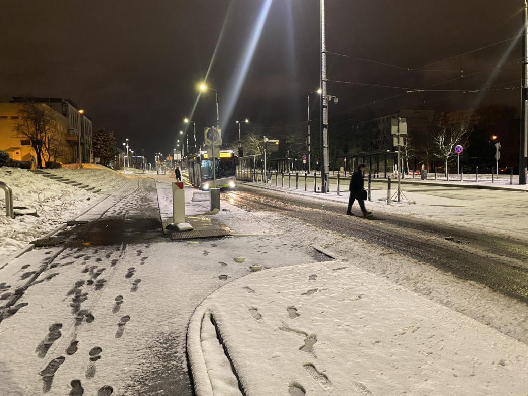 Zima zaatkowała w Olsztynie. Na ulicach zrobiło się biało [ZDJĘCIA]