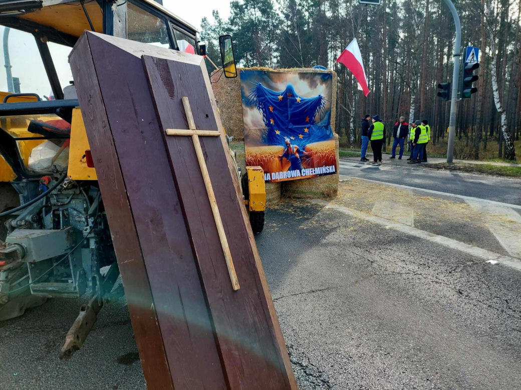 Totalna blokada DK 80 pod Bydgoszczą. Duże utrudnienia dla kierowców. Rolnicy ustawili barykadę, palą drewno, organizują pogrzeb [ZDJĘCIA]