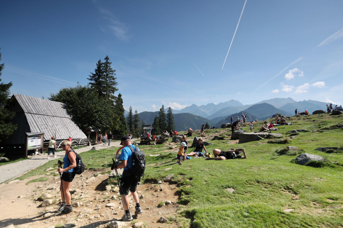 Koniec wakacji, a turyści szturmują Tatry. Na szlakach tłumy