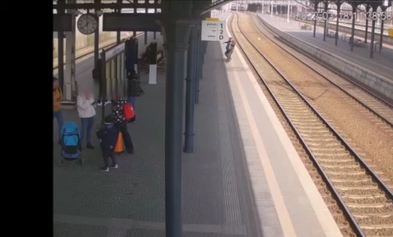 Groza na gdańskim dworcu! Spadł na torowisko, mógł skończyć tragicznie. Jest nagranie