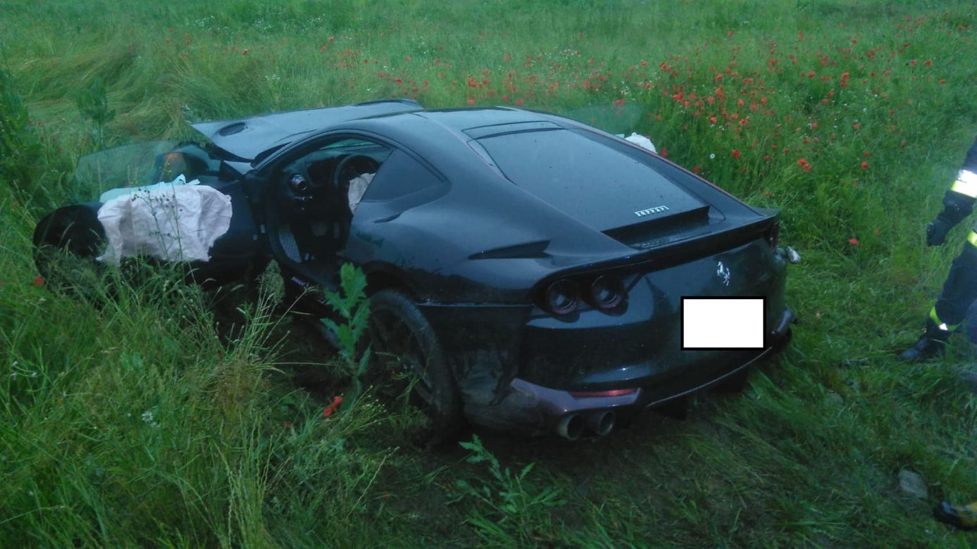 Gaszyn: ROZBIŁ w rowie FERRARI, by ratować życie psa. Wypadek w podłódzkiej wsi słono go kosztował