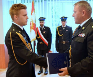 Młodzi strażacy otrzymali nominacje oficerskie. Zostaną skierowani do podkarpackich jednostek [FOTO]