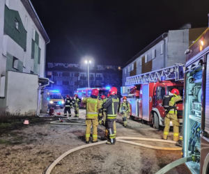Nocny pożar w budynku w Toruniu. Cztery zastępy straży w akcji