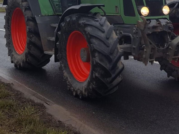 Niewinne tłumaczenie zakończone zarzutem. 34-latek „pożyczył” ciągnik