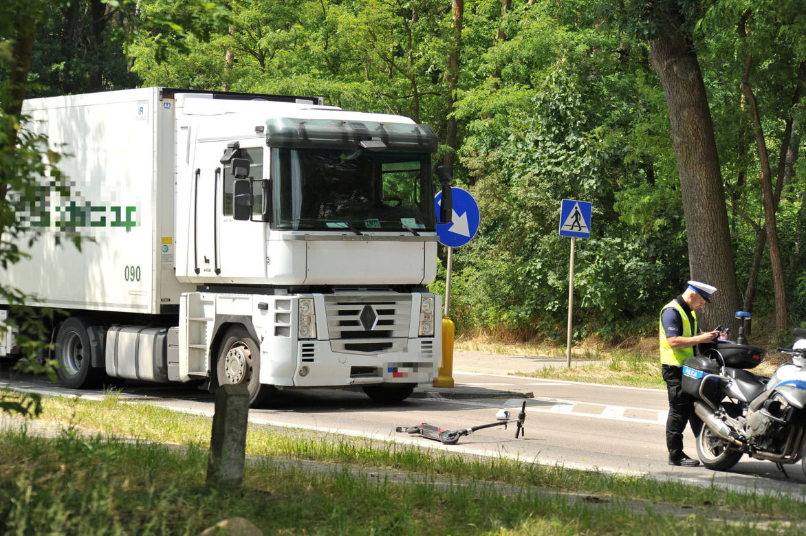 Samochód ciężarowy zmiótł 15-latka z przejścia dla pieszych. Dziecko trafiło do szpitala