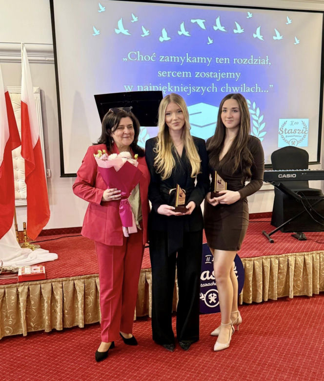 Zakończenie roku szkolnego maturzystów II LO w Starachowicach. Wyjątkowa uroczystość w obiektywie