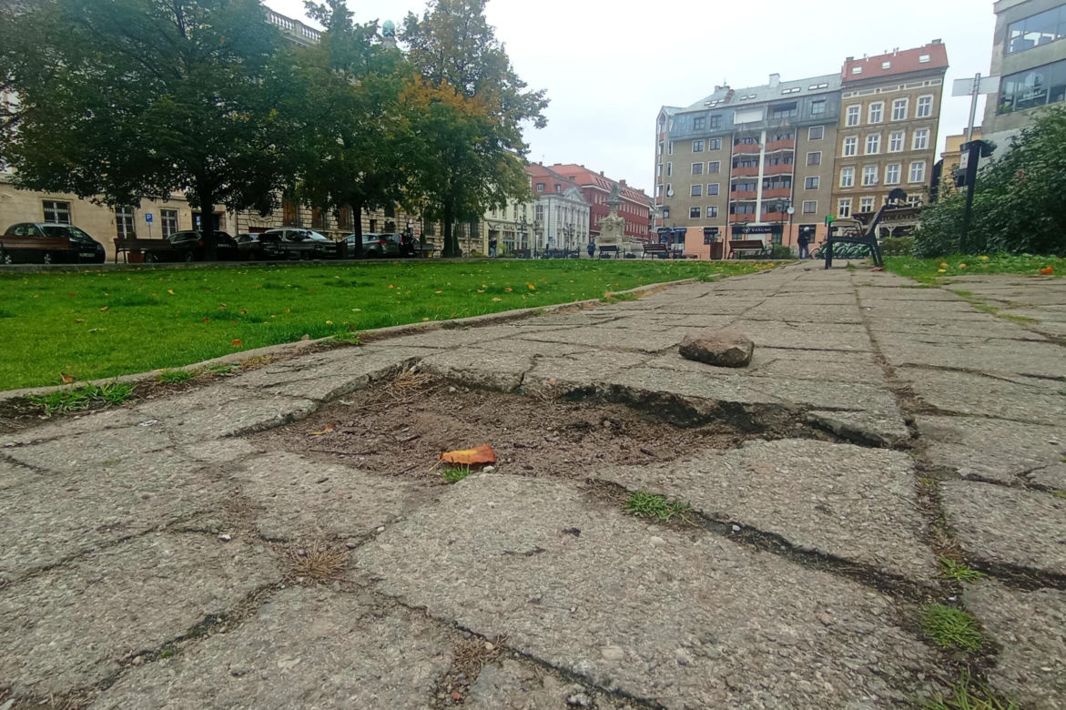 Zniszczony chodnik na placu Orła Białego