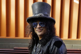 Slash, Duff McKagan, Chad Smith i Andrew Watt na jednej scenie! Za mikrofonem m.in. Eddie Vedder i Bruno Mars, śpiewający… Nirvanę i Led Zeppelin! 