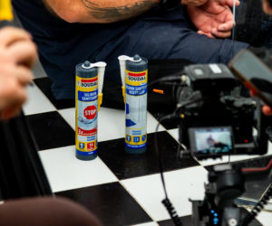 Jak poprawnie usunąć starą fugę i silikon oraz nałożyć nowy? Murator Remontuje