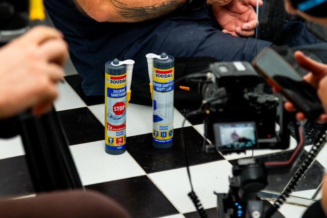 Jak poprawnie usunąć starą fugę i silikon oraz nałożyć nowy? Murator Remontuje